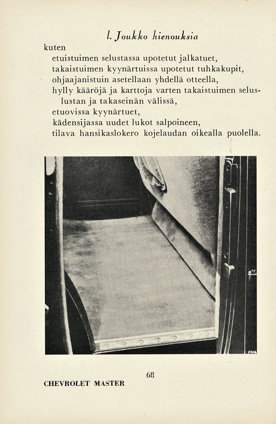 /. Joukko hienouksia kuten etuistuimen selustassa upotetut jalkatuet, takaistuimen kyynärtuissa upotetut tuhkakupit, ohjaajanistuin asetellaan yhdellä otteella, hylly kääröjä ja