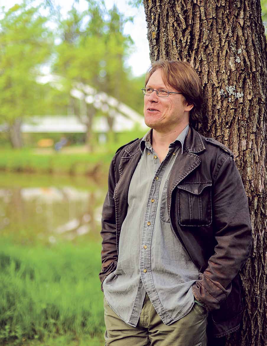 SAMULI SAMSON LINTULA Syntynyt Kemijärvellä vuonna 1971, asunut pitkään Tampereella, nyt asuu Helsingissä Ammatiltaan päätoiminen sarjakuvantekijä Teoksia: Musta Hevonen (Kumiorava 2011), sarjakuvia