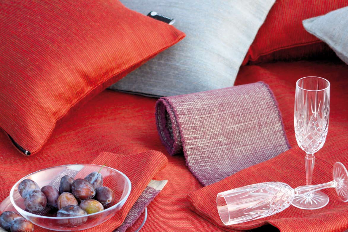 Arjen unelmat toteutuvat piknik-kattauksessa, joka on luotu lämpimän punaruskean pöytäliinan ylle.