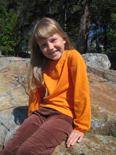 minni-paita Napakka trikoopaita, jossa söpöt puhvit ja rusetit hihoissa.
