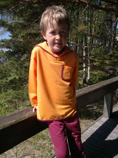 elmo-pusakka Rento college pusakka, jossa merimieshenkinen kaulus. Etutaskussa nekku-brodeeraus. 18,00 hilla 90-140 cm, reilu mitoitus College, 100% kampapuuvilla.