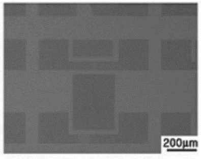 Kuva 12: Kevytleimauslitografialla kuvioitu TiO 2-kalvo (tumma) Si-substraatilla (vaalea). 33 Varsinkin oksidikalvoja kasvattaessa polymeeri lift-off -maskien kanssa kohdataan ongelmia.