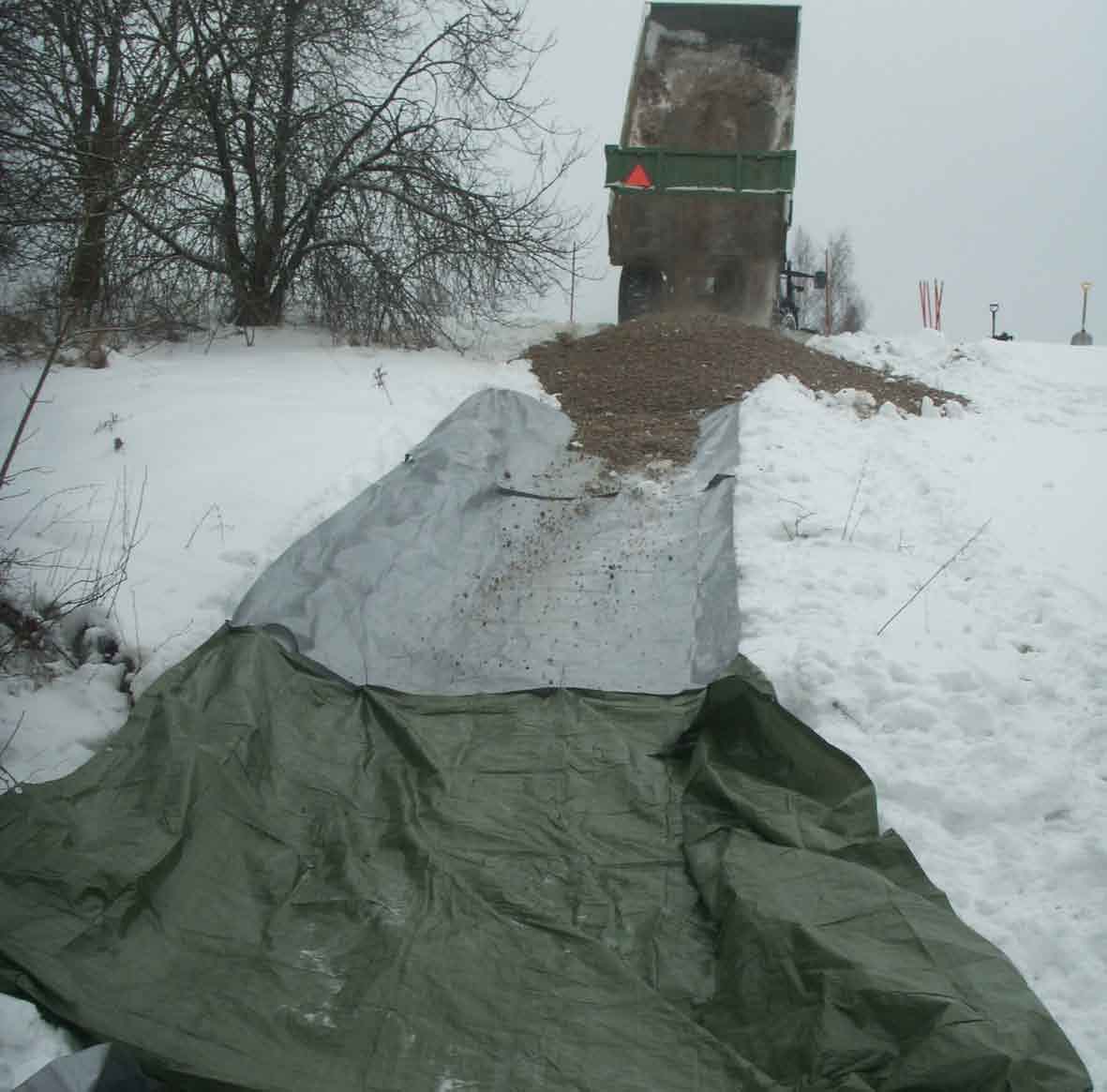 Sipoonjoki, kunnostukset 25 Kuva 36. Kaksi kuorma-auton lavallista soraa siirrettiin traktorilla pellon yli purolle.