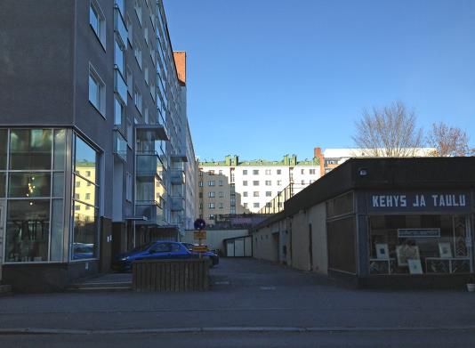 Asuinrakennukseen tehtiin laajempi julkisivu-, parveke- ja putkiremontti 2013 14. Vasemmalla: Satamakatua länteen. Oikealla: Hämeenpuisto 39 Satamakadun puolelta.