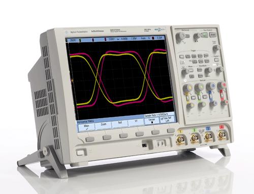 2 (5) Laboraatiotyö: Oskilloskoopin Agilent MSO7014A kalibrointi: 1. Palauta oletusasetukset: File-valikosta: Save/Recall Default Setup 2. Kytke mittapäät 1-4 kalibrointinastaan 3.