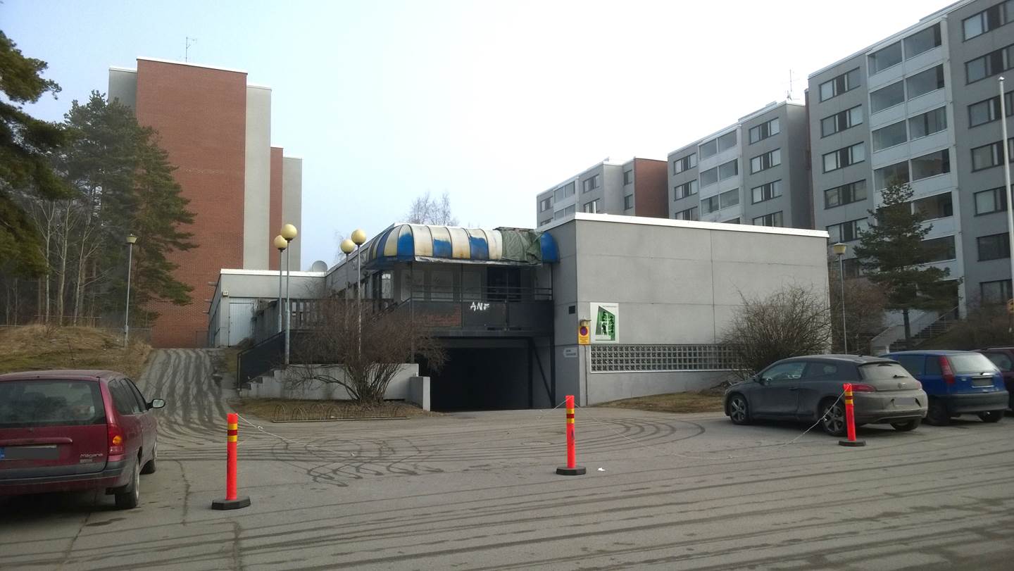 Helsingin kaupunki Pöytäkirja 36/2016 29 (84) Akp/3 Kuva: KSV. Kuvan etualalla yksikerroksinen purettava rakennus, taustalla opiskelija-asunnot.