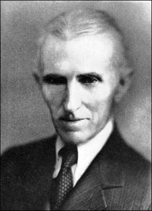 VANHUUS Vuodesta 1918-1922 Tesla työskenteli Milwaukeessa Allis-Chalmers yhtiöllä. Vuonna 1928 hän teki viimeisen patenttinsa, joka liittyi lentokoneisiin.
