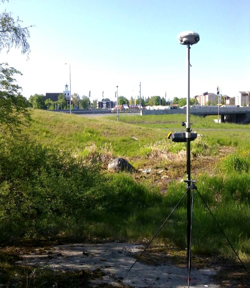 19 Kuva 8. VRS-mittaus käynnissä pisteellä 51313 lähellä Rauman keskustaa. 5.6.2 Tutkimuksen suorittaminen Tutkimukseen liittyvät mittaukset suoritettiin kesäkuussa 2012.