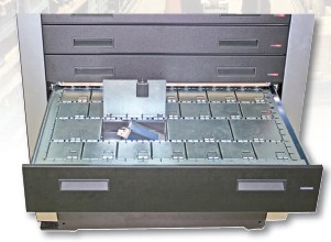 24 KUVIO 16. Työkalulaatikosto ja aukaistu lokero (Toimittaja 1:n järjestelmän PowerPoint-esitys, 3 dia). 6.4 AutoTAS Autotas on Sandvik Coromantin järjestelmä työkalujen hallintaan.