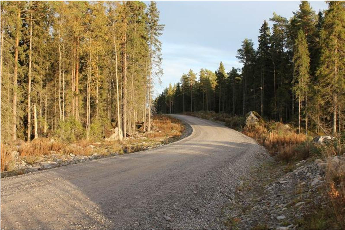 24 Kuva 16. Huoltotierakenteiden periaatepiirros. Kuva 17. Tuulivoimalan huoltotie Öjen, Vaasa (Ramboll Finland Oy).