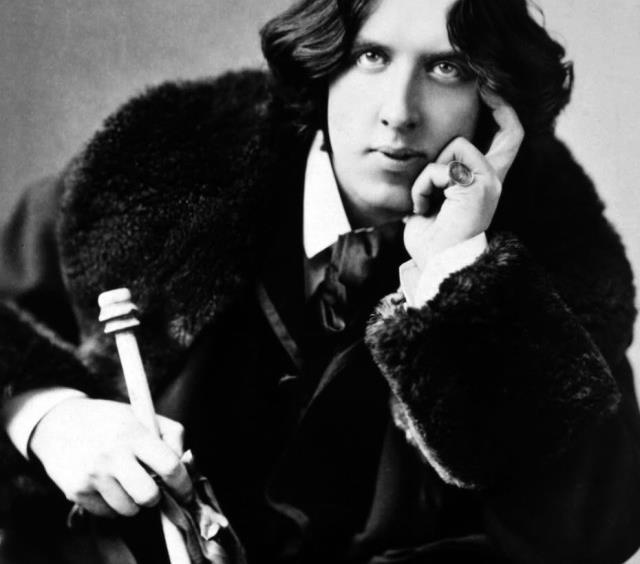 Oscar Wilde Mikä on kyynikko? Ihminen joka tuntee hinnat, muttei minkään arvoa. Entä sentimentalisti?