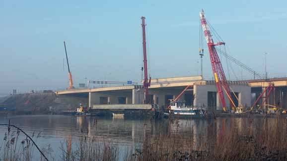 ESITTELYKOHTEITA ESITTELYKOHDE Lähde Alwin de Bondt, Volker Infradesign Projekti: Holland Bridge Urakoitsija: VolkerWessels Tuotteet: Teräsverkkokaide, säädettävä kaidetolppa ja päätykiinnike Katso