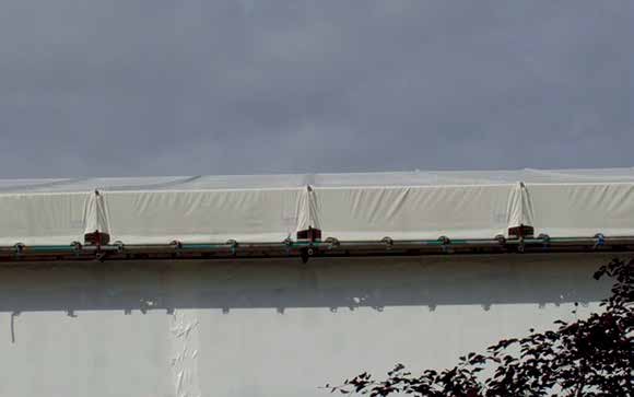 VÄLIAIKAISET UBIX -SÄÄSUOJAT - TUOTTEET STORMSTOPPER -kate STORMSTOPPER on mallisuojattu 4011691 ja patentoitu 0911448.9 tuote, jossa käytetään katteisiin hitsattuja reunaläppiä.