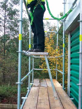 SCAFFSTEP SCAFFSTEP on kevytrakenteinen tikasaskelma, jonka avulla telineasentaja voi asentaa tai purkaa yläpuolella olevan tason suojakaiteita ylemmän tason kaidejohteiden suojaamana.