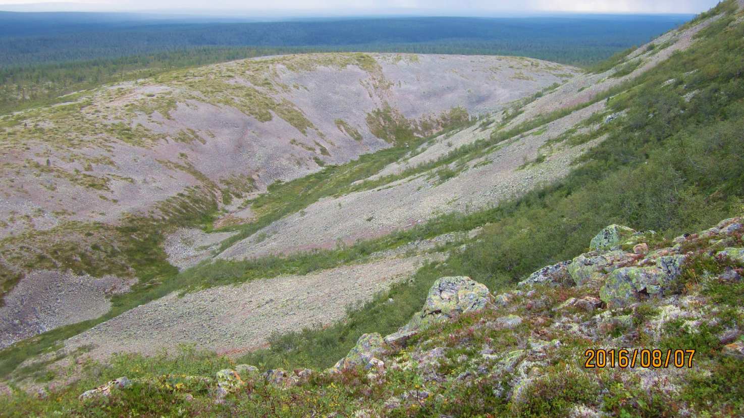 Mukana oli vain vesipullo ja taskussa vähän purtavaa. Koska olimme juuri ruokailleet ja koko lenkillä oli mittaa vajaa 9 km, katsoimme pärjäävämme kevyemmällä varustuksella.