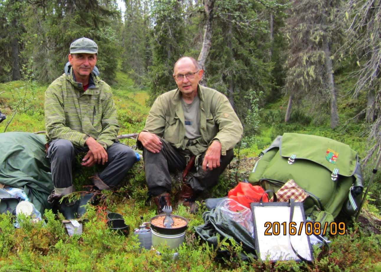 ei siitä ollut merkintää. Silta oli tosin melko heikkokuntoinen, kuitenkin siitä yli mentiin. Alkumatkalla aurinko paistoi ja maasto oli helpohkoa kävellä.