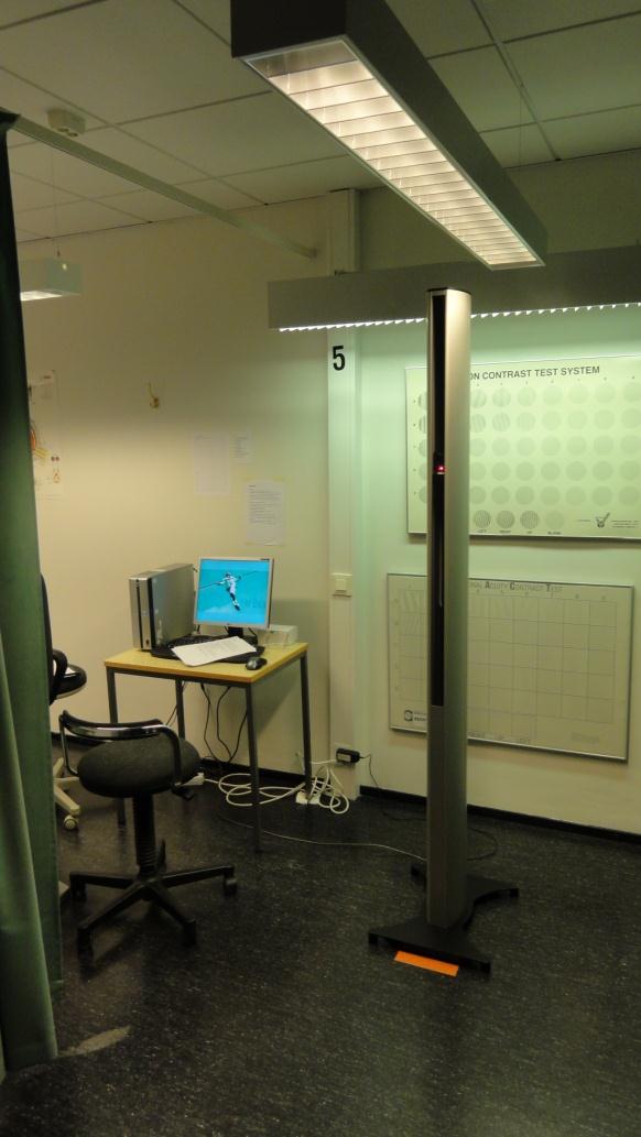25 deksän opiskelijaa. Ryhmä 2 koostui yhdeksästä alle puoli vuotta optometriaa opiskelleesta henkilöstä kurssilta SO11K1.
