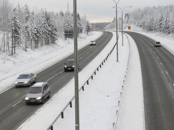 Ihmisten liikkuminen 3/4 Henkilöautomatkat maakuntakeskusten välillä ja rajanylityspaikoille ovat ennakoitavia, sujuvia ja nopeita Toteutetaan pieniä ja tehokkaita tiestön parantamistoimenpiteitä.