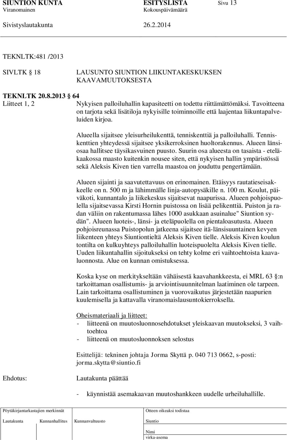 Tenniskenttien yhteydessä sijaitsee yksikerroksinen huoltorakennus. Alueen länsiosaa hallitsee täysikasvuinen puusto.