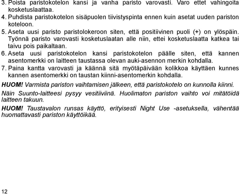 Aseta uusi paristokotelon kansi paristokotelon päälle siten, että kannen asentomerkki on laitteen taustassa olevan auki-asennon merkin kohdalla. 7.