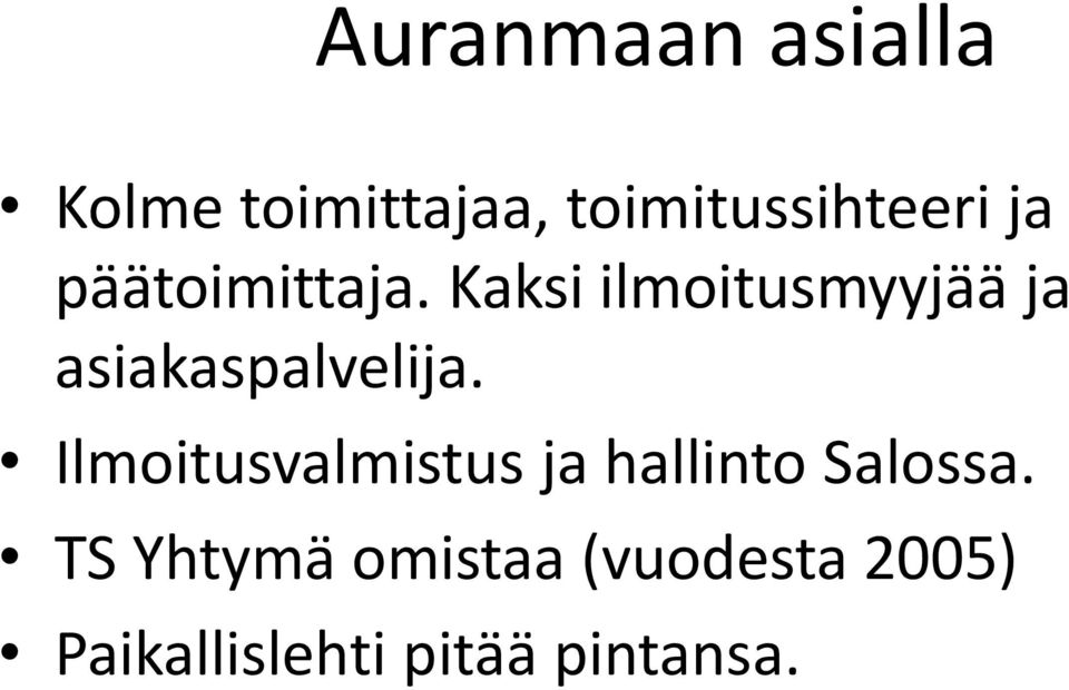 Kaksi ilmoitusmyyjää ja asiakaspalvelija.