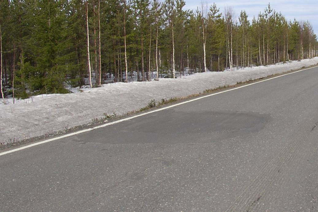 Routaheittotutkimus 23 TASAISUUSMITTAUKSET Kevätmittaus Vasen Oikea Kesämittaus Vasen Oikea 5m IRI (mm/m) 1.9 14.2 5m IRI (mm/m) 11.3 11.9 1m IRI (mm/m) 9.1 9.8 1m IRI (mm/m) 9.7 7.6 2m IRI (mm/m) 7.