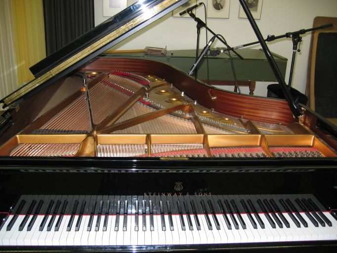 Pianon äänten parametrinen synteesi Jukka Rauhala Pianon akustiikkaa Kuinka ääni syntyy Sisält ltö Pianon ääneen liittyviä ilmiöitä Pianon äänen synteesi Ääniesimerkkejä Akustiikan ja