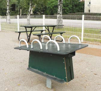 130 Hiekkalaatikko, hiekkapöytä, mahalauta Ratsaspuistoon kehitettiin hiekkapöytä, joka on muotoiltu siten, että sen ääressä voi leikkiä myös pyörätuolista.