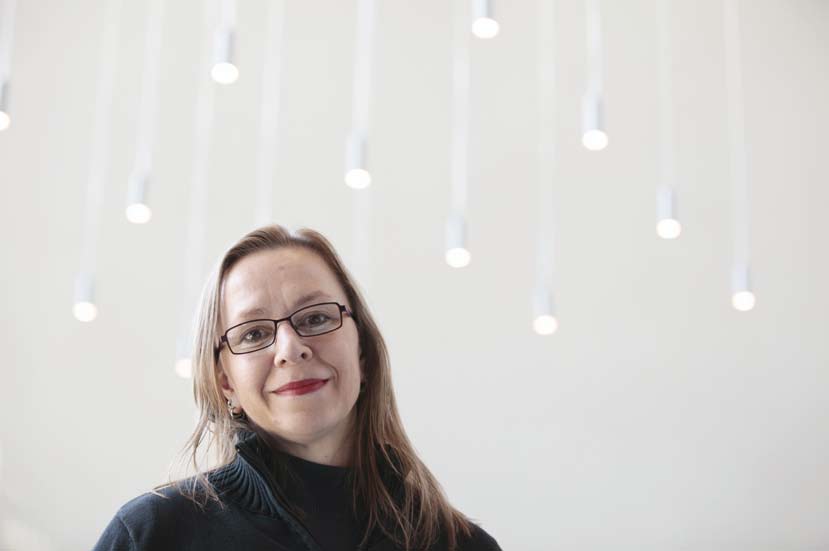 43 Arkkitehti Hanna-Leena Rissanen toimii Näkövammaisten keskusliiton esteettömyysasiamiehenä ja on ollut mukana useissa Helsinki kaikille -projektin hankkeissa.