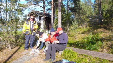 Rantakalliolta kuva itään. Aitta. Itänaapuri kallion takana. Tontin raja menee aitan takaa. Laiturikalliolta tontin läntinen alue ja saunan polku veteen. Vesi -25 cm kuvanottohetkellä.