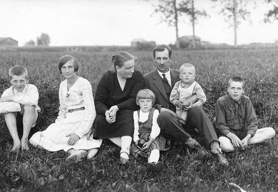Jaakko Keränen Suomen Sääprofessori Kuva 33. Jaakko ja Siiri Keräsen kotitalo 1920-luvun puolivälissä Käpyläntiellä Oulunkylässä lähellä Helsinkiä rautatieyhteyden varrella.