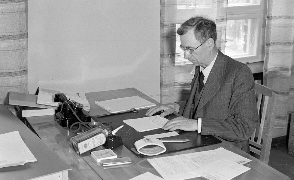 Jaakko Keränen Suomen Sääprofessori Kuva 39. Professori Jaakko Keränen Puolustusvoimien säätoimiston johtajana armeijan Päämajassa Mikkelissä jatkosodan aikana (SA-Kuva). kunnan sääpalvelukeskus.