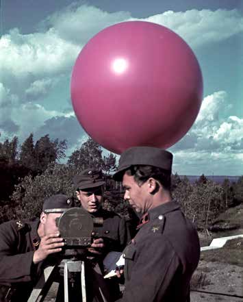 Sotavuodet 1939 1944 koskaan myöhemminkään. Jaakko Keränen kertoo eräässä lehtihaastattelussa 132 lottien osuudesta meteorologiseen havaintotyöhön otsikolla Lotat sotasään ennustajina:.
