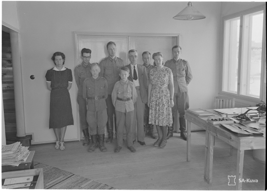 Jaakko Keränen Suomen Sääprofessori Kuva 41. Puolustusvoimien säätoimiston henkilökuntaa Mikkelissä jatkosodan aikana 1941 1944. Henkilöt vasemmalta: fil.maist.