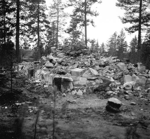 Vuodet sodan jälkeen Kuva 44. Sodankylän observatorion tuhottuja rakennuksia saksalaisten joukkojen jäljiltä Lapin sodassa lokakuussa 1944. Kaikki observatorion 11 rakennusta hävitettiin.
