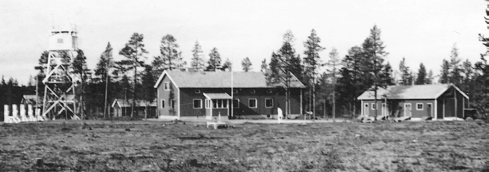 Vuodet sodan jälkeen Kuva 46. Sodankylän meteorologisen observatorion uusia rakennuksia vuonna 1950. Vasemmalla rivi sääkojuja sekä havaintotorni aerologisille mittauksille.