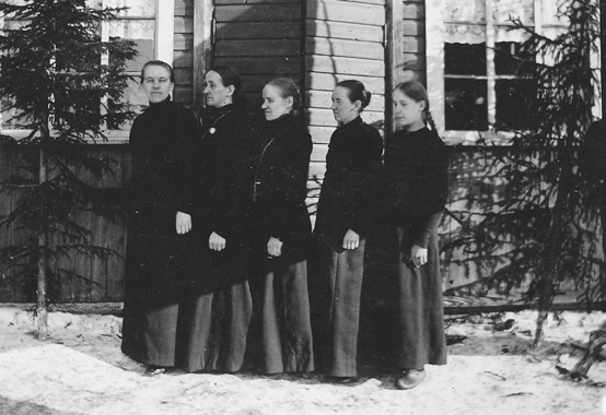 Jaakko Keräsen suku- ja perhetausta Kuva 4. Jaakko Keräsen veljet isänsä Aadolf Taavetinpojan hautajaisissa 15.3.1915 Paltamon Mieslahden Mikkolan talolla.