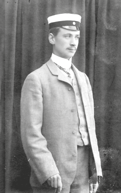 Jaakko Keräsen suku- ja perhetausta Kuva 6. Jaakko Keränen 21-vuotiaana ylioppilaana vuonna 1904 (Kuva: Paltamo-Seura). neettikenttä.