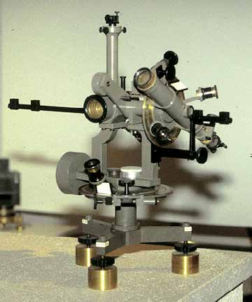Liitteet Sucksdorff, 1996). Magneetti kiinnitetään ohueen ripustuslankaan, jolla on minimaalisen vähän kierrevoimaa (torsiota). Tällöin magneetti asettuu magneettiseen pohjoissuuntaan.