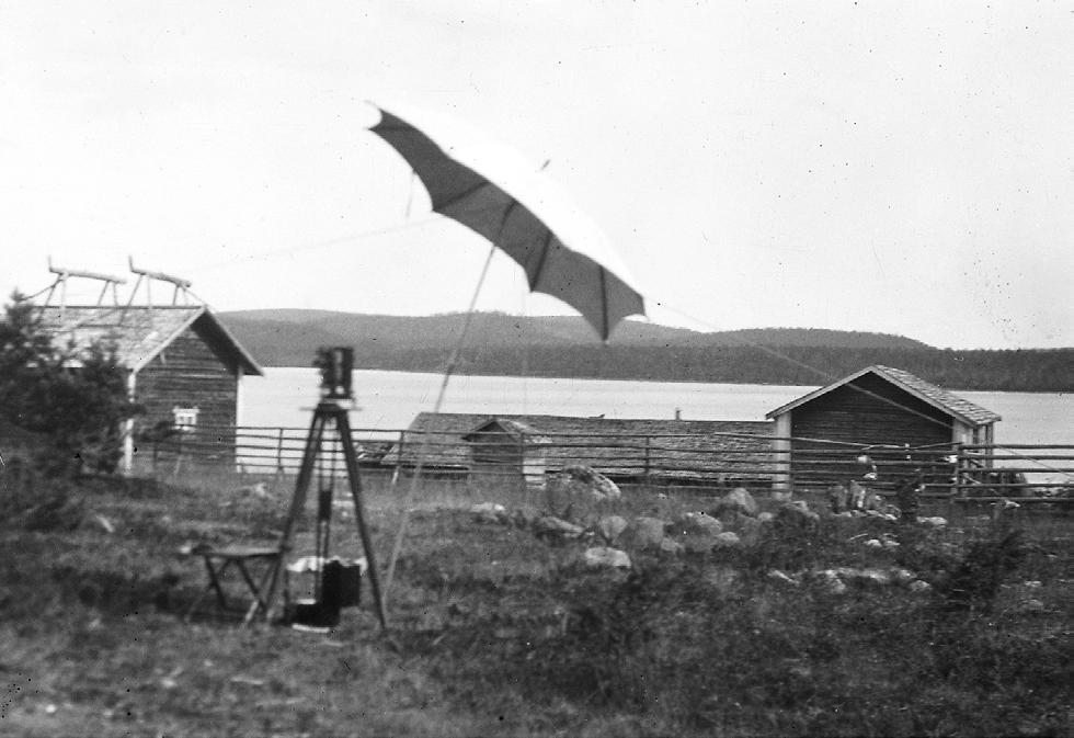 Sodankylän magneettinen observatorio Kuva 8. Magneettinen mittaus Sodankylän Kelujärven rannalla 27.6.1912. Retkikuntaan kuuluivat Keränen ja Hedström (Keränen, 1973b).