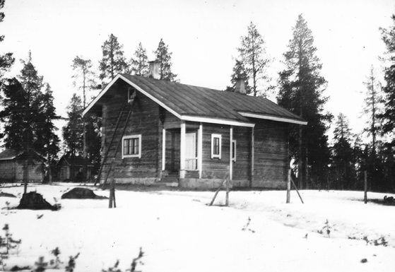 Sodankylän magneettinen observatorio Kuva 15. Sodankylän observatorion päärakennus 1930-luvulla. Katolle on rakennettu havaintotorni muun muassa revontulimittauksia varten.
