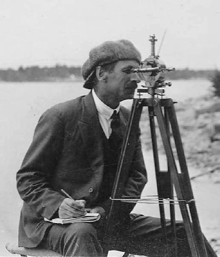 Suomen magneettinen aluekartoitus 1910 1933 Kuva 26. Jaakko Keränen tekee magneettista mittausta Chasselonin magnetometrillä Aarholman saarella Haminan edustalla elokuussa 1925.
