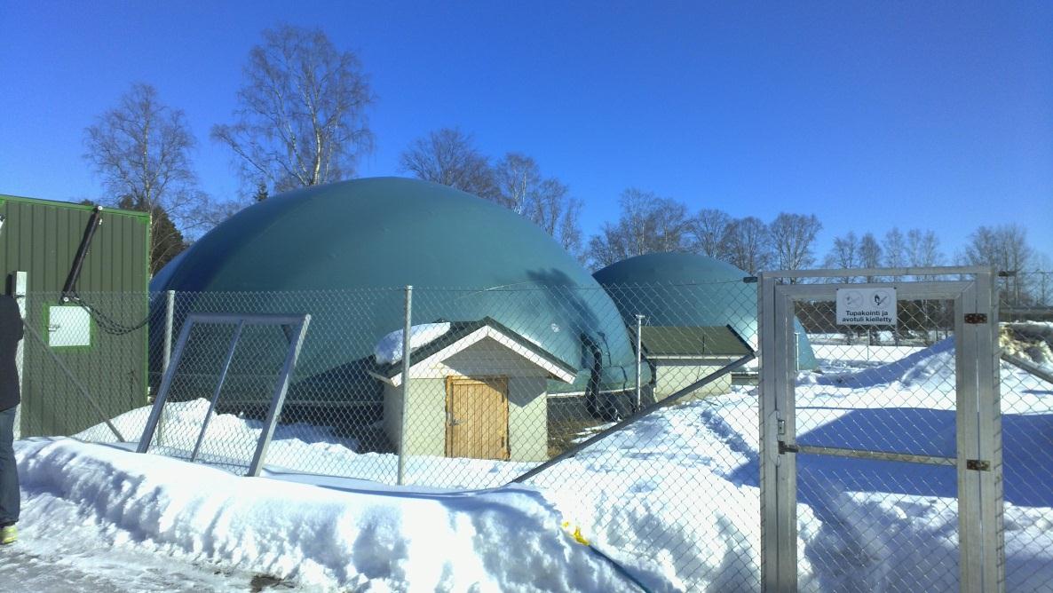 Raaka-aineena käytetään tutkimuskeskuksen yhteydessä sijaitsevan 100 lehmän maitotilaa, jossa syntyy lietelantaa vuosittain m. 3500 m3 (kuiva-ainepitoisuus 8-10%).