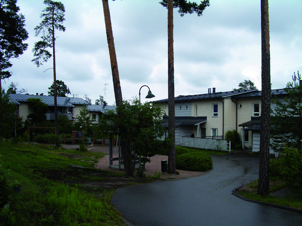 ASUNTOKUNNAT JA PERHEET 2009 Tietoisku 10/2009 Sisällys 1. Suur-Matinkylässä eniten yksin asuvia 2. Lapsettomia pareja entistä enemmän 3. Viidennes lapsiperheistä yksinhuoltajaperheitä 4.