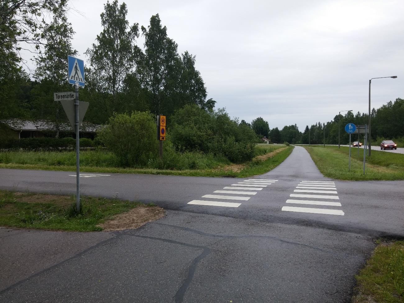 Toreeninkulman kaavoitus Liikennetarkastelut 1.9.2016 4.3 Toreenintie ja muut turvallisuustoimenpiteet Toreenintien eteläpään ylittävälle suojatielle kannattaa toteuttaa keskisaareke.