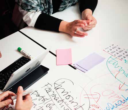 Yhteisöllisyyden ja pedagogisen tietoisuuden lisääminen Pedagogisten yliopistonlehtoreiden työnä on vaikuttaa yliopistoyhteisön tietoihin ja asenteisiin, jotta opetus nähdään tärkeänä osana