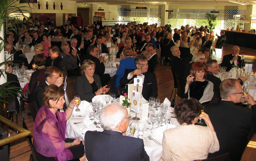 PIIRIKONFERENSSI OULUSSA 26. 27.5.2007 Governors Ball -iltajuhlaan Radisson SASsiin osallistui ennätysmäärä rotareita aveceineen. Piirikonferenssi pidettiin poikkeukselliseti vasta toukokuussa 2007.