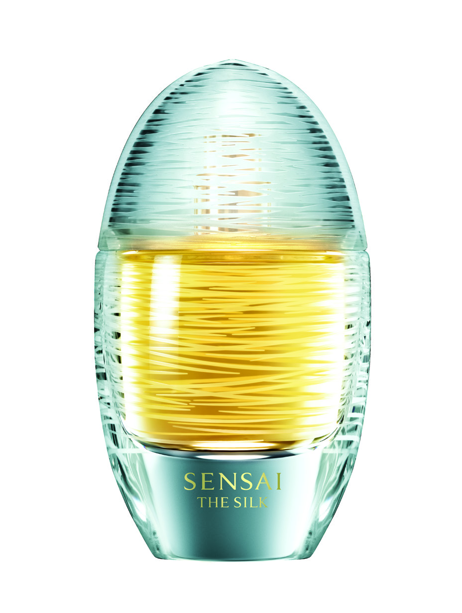 SENSAI THE SILK A Raikas, fresh oriental itämainen scent tuoksu, that joka embraces kietoo the käyttäjänsä wearer with eleganttiin, elegance silkkimäiseen like sheer tuoksuhuntuun. on skin.
