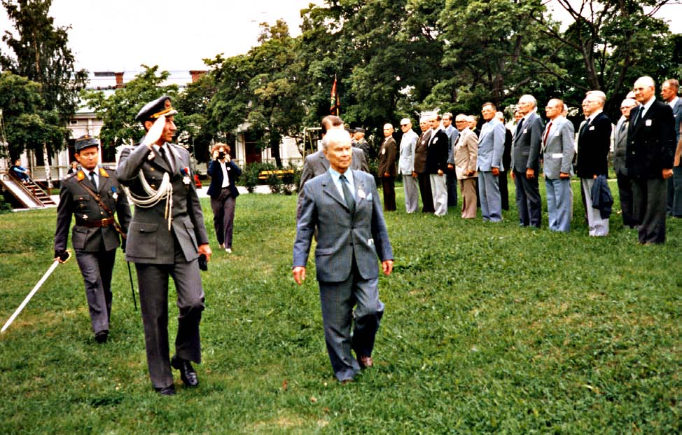 TAPAHTUMAKUVAUS Killan kesäpäivien 1984 katselmus ennen ohimarssia Vaasan Kasarmintorin päälipputangon luona.