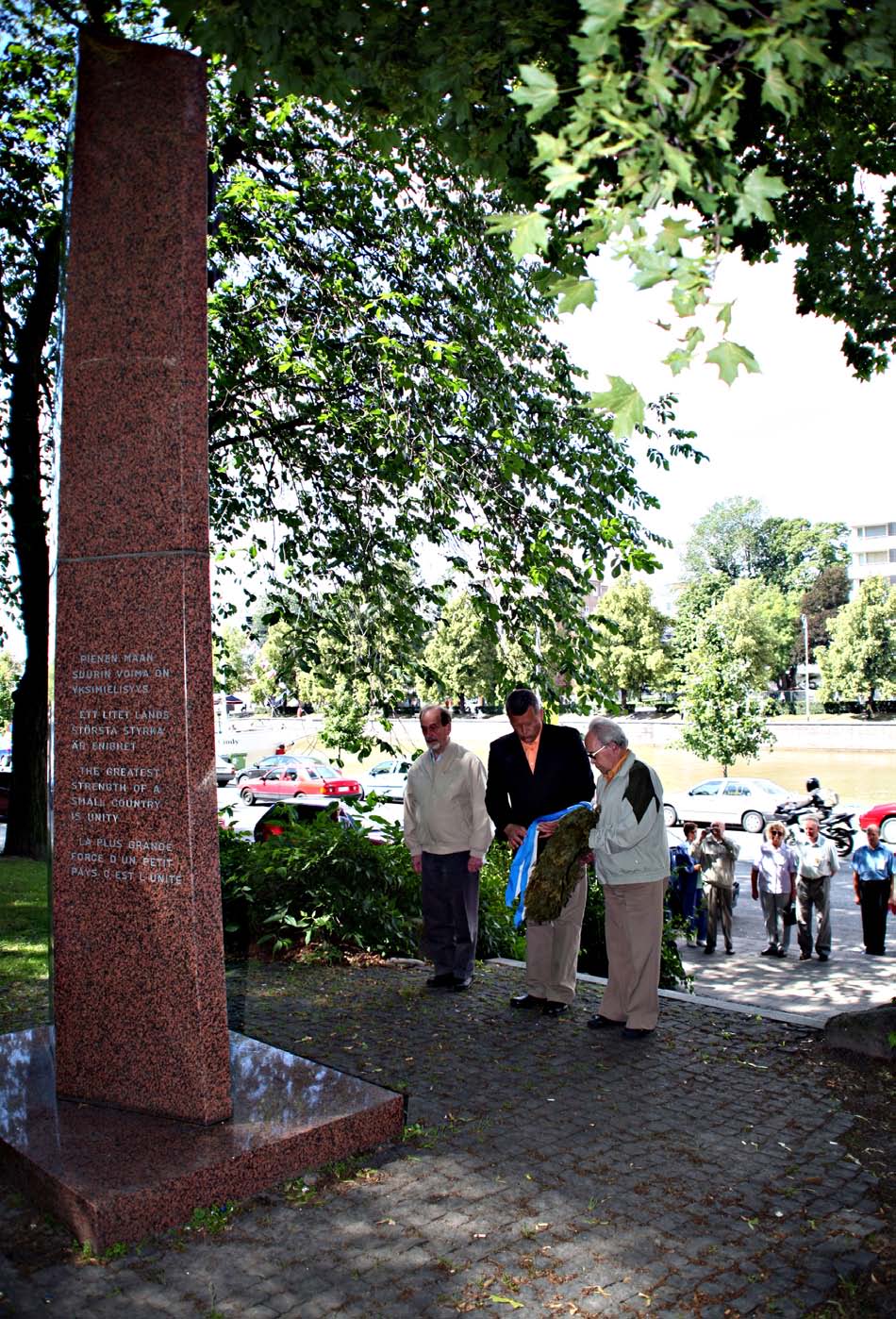TAPAHTUMAKUVAUS 343 (464) Kunnianosoitus Itsenäisyyden kivellä Turussa 15.07.2006.